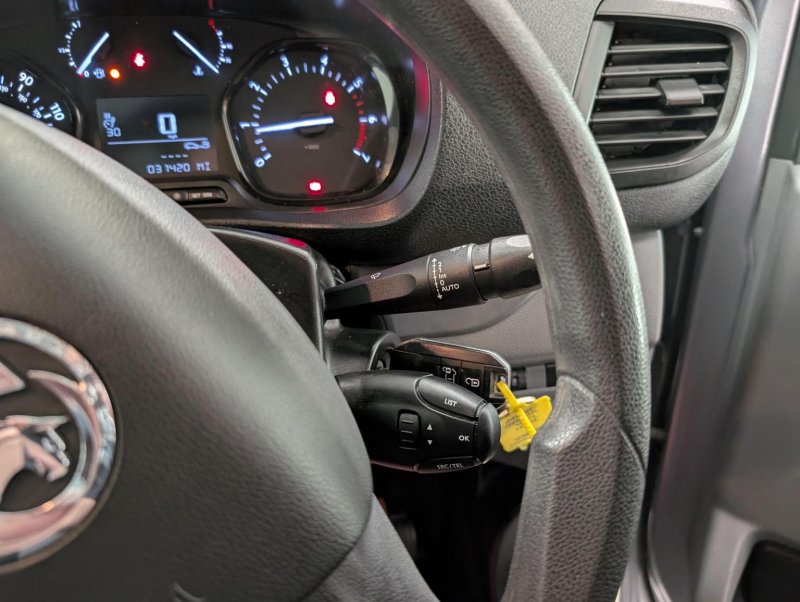 VAUXHALL VIVARO